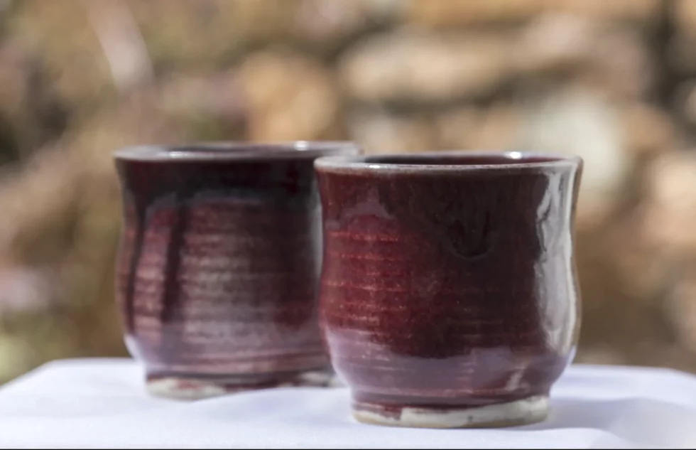 Tasses et godets en céramique artisanale à Mâcon