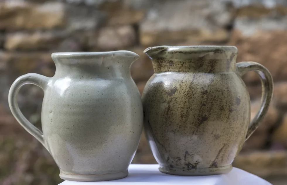 Théières, bouteilles et pichets artisanaux en céramique à Mâcon