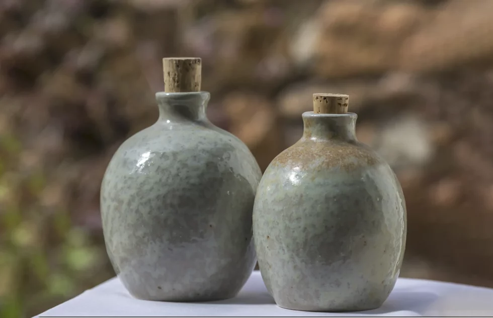 Théières, bouteilles et pichets artisanaux en céramique à Mâcon