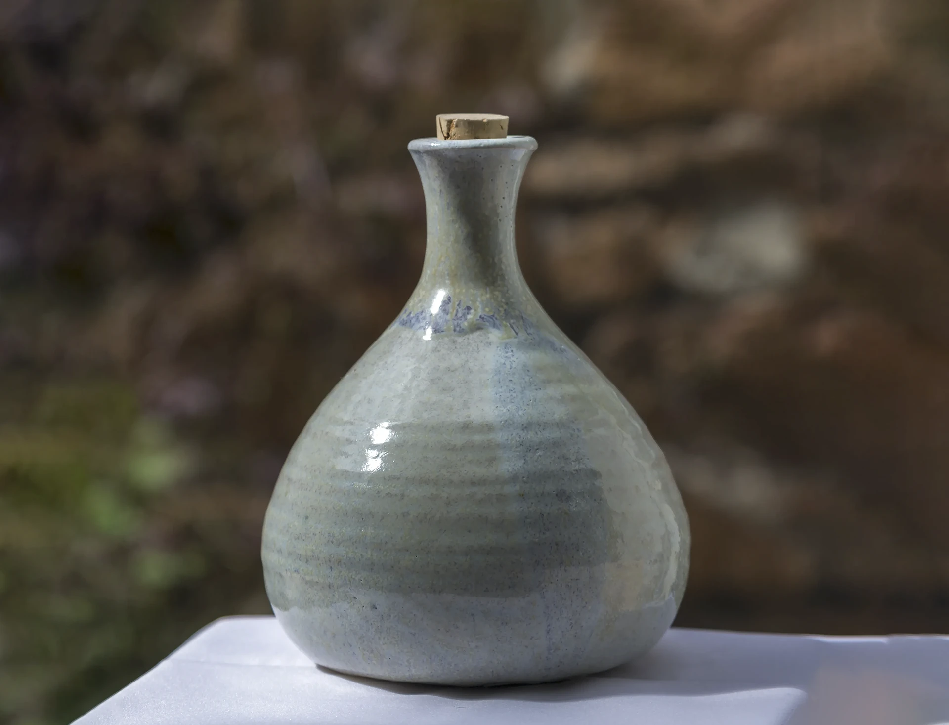 Théières, bouteilles et pichets artisanaux en céramique à Mâcon